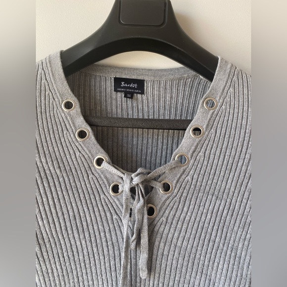 Bardot knit crop top size 8// long sleeve/ grey colour // god condition - Picture 2 of 7